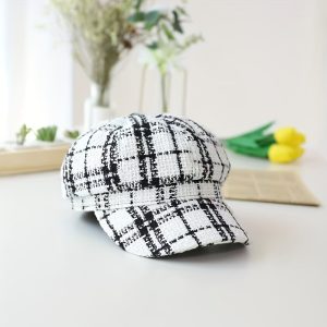 A Women'S Black And White Striped Beret - Fashionable, Casual, Warm And Versatile Octagonal Hat - British Retro Painter Hat Suitable for Daily Travel in Autumn And Winter - a Great Gift - a Holiday Gift